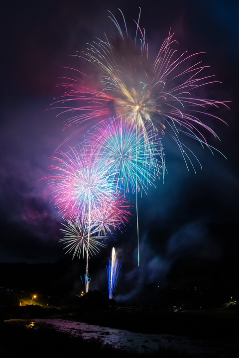 Maze River Grand Fireworks Takes Place in Gero City, Gifu: Fireworks Reflected on One of Japan’s Clearest Rivers